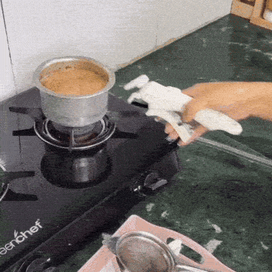 Easy to Use, Handles Any Pan
